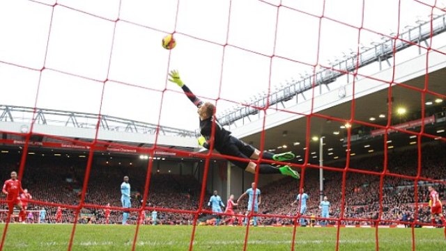 VIDEO: Joe Hart làm nền cho 2 siêu phẩm của Liverpool